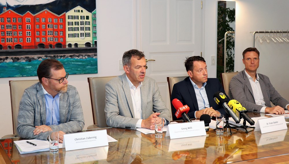 Amtsleiter Christian Zabernig (Wohnungsservice), Bürgermeister Georg Willi, IIG-Geschäftsführer Franz Danler und IIG-Geschäftsbereichsleiter Bernhard Matt (v. l.) präsentierten am Donnerstag das Konzept „Leistbarer Wohnraum”.