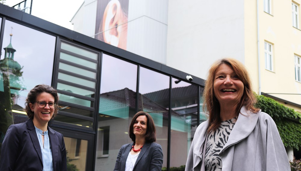 Auf mehr Gehör für die Kultur in Innsbruck freuen sich Rita Hebenstreit (links), Aliette Dörflinger (Mitte) und Vizebürgermeisterin Uschi Schwarzl. Sie haben heute den Startschuss für die Kulturstrategie 2030 gegeben.