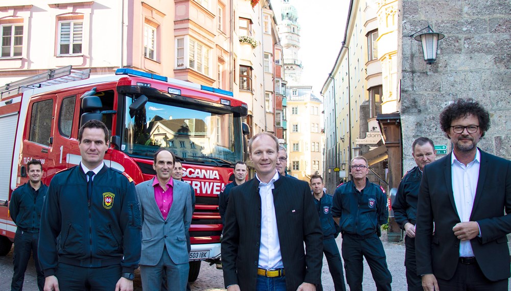 Branddirektor Helmut Hager (ganz links, IKB-Geschäftsbereichsleiter Wasser Robert Gschleiner, Vizebürgermeister Hannes Anzengruber, IKB-Vorstand Thomas Pühringer und eine Einsatzgruppe der Berufsfeuerwehr bei der Inspektion der Brandschutzmaßnahmen in der Altstadt.