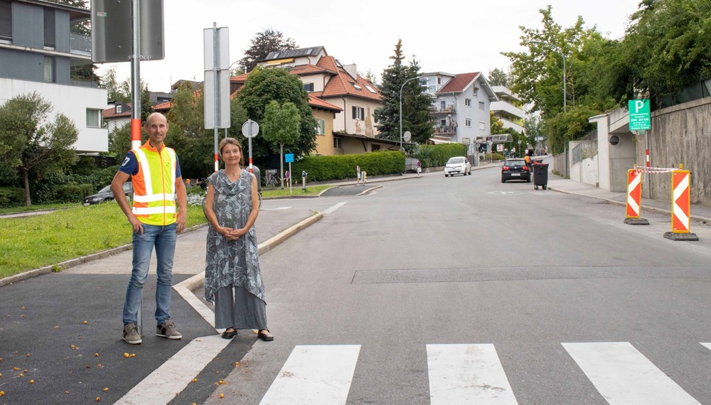 Christian Müller (Referent „Tiefbau – Planung“) und Vizebürgermeisterin Uschi Schwarzl besichtigten den noch im Bau befindlichen Schutzweg vor Ort.