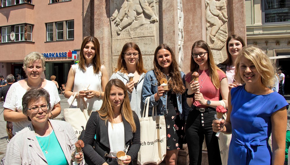 Bildungsstadträtin Elisabeth Mayr (r.) spendierte den Lehrlingen für ihren „Ausgezeichneten Erfolg“ eine Kugel Eis: (Hinten v.l.) Tahareh Gilani, Angelina Draschl, Emma Lechner, Marion Knabl, Sarah Smeritschnig und (vorne 2.v.l.) Chantal Pogatschnig im Beisein von Lehrlingsbeauftragter Monika Erharter (vorne l.) und Susanna Müller, eine der Ausbilderinnen (hinten l.).