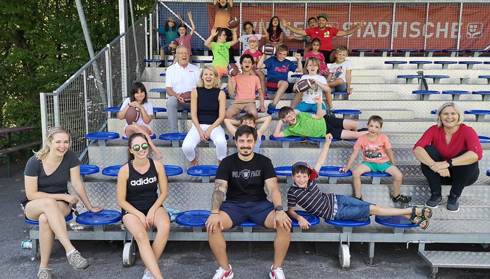 Sportstadträtin Elisabeth Mayr (Bildmitte) zeigt sich bei ihrem Besuch begeistert von den ASKÖ-Feriensportwochen.