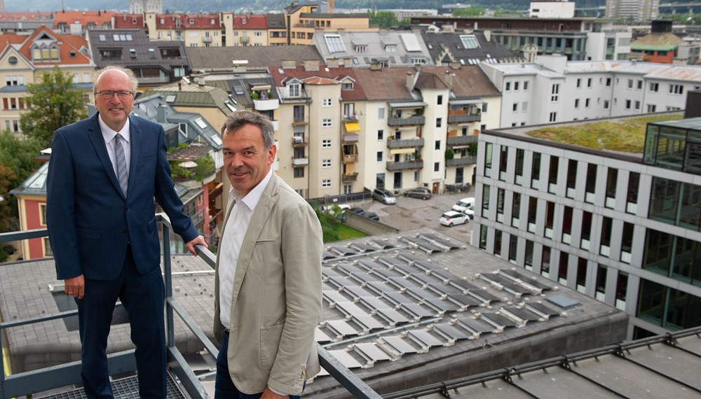 Schulterschluss für die Nutzung der Sonnenenergie: Bürgermeister Georg Willi mit dem IKB-Vorstand Helmuth Müller mit Blick auf die Photovoltaik-Anlage auf dem Umspannwerk Mitte der IKB.