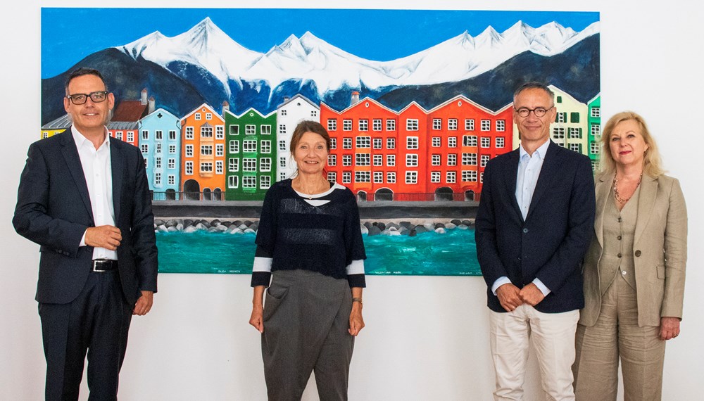 Vizebürgermeisterin Uschi Schwarzl (2. v.l.) begrüßte den Botschafter des Königreichs der Niederlande, Aldrik Gierveld und seine Frau Saskia, sowie den Innsbrucker Honorarkonsul der Niederlande, Harald Gohm (l.). Sie tauschten sich über aktuelle Themen aus.