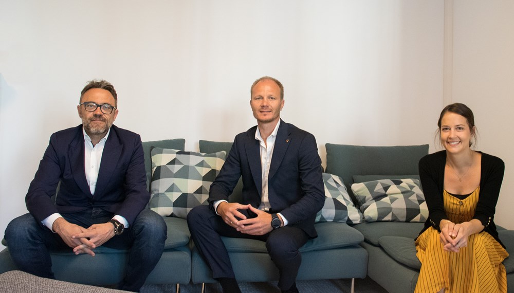 Vizebürgermeister Johannes Anzengruber (M.) besuchte den neuen Notraum für Frauen in Innsbruck (NORA). Einrichtungsleiterin Jennifer Hausberger (r.) und TSD-Geschäftsführer Johann Aigner (l.) zeigten ihm den geschützten Wohnraum, der für Frauen in akuter und verdeckter Wohnungslosigkeit oder in prekären Wohnsituationen gedacht ist.