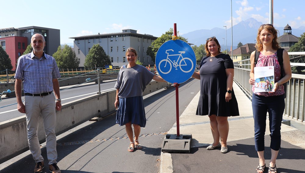Auf der Mühlauer Brücke wurde die Radumleitung bei Baustellen bereits vorbildlich umgesetzt: Vizebürgermeisterin Uschi Schwarzl präsentierte mit Martina Gura (Baustellenkoordinatorin, 1. v.r.), Gudrun Gatternigg (Referat Straßenverkehr und Straßenrecht, 2. v.r.) und Christian Schoder (Fuß- und Radkoordinator) sieben Grundsätze für Radumleitungen bei Innsbrucker Baustellen.