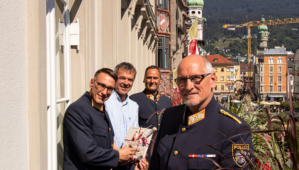 Am 10. August begrüßte Bürgermeister Georg Willi (2. v. l.) den neuen Stadtpolizeikommandanten Romed Giner (3. v. l.) in seinem Büro. Gleichzeitig verabschiedete sich der Bürgermeister vom ehemaligen Stadtpolizeikommandanten Martin Kirchler (l.). Ebenfalls anwesend war Landespolizeidirektor Edelbert Kohler (r.).