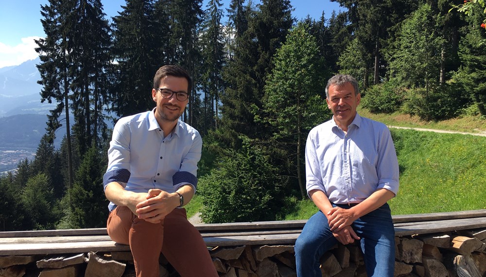 Am 8. August begrüßte Bürgermeister Georg Willi (r.) Oberbürgermeister Martin Horn (l.) aus Innsbrucks Partnerstadt Freiburg. Auf der Umbrüggler Alm sprachen die beiden über die Wohnsituation, die öffentlichen Verkehrsmittel und die Marktkultur beider Städte. Außerdem lobten die Bürgermeister unterschiedliche Aspekte der jeweiligen Partnerstadt, die ihnen besonders ins Auge gestochen sind.