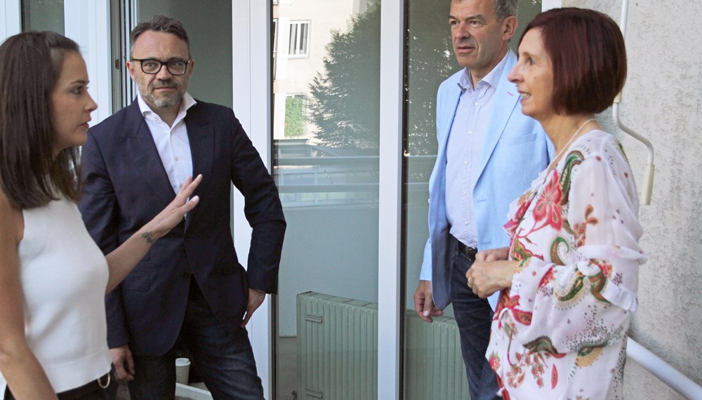 Eine neue Einrichtung bietet Frauen Unterstützung in existenziellen Notlagen: Einrichtungsleiterin Jennifer Hausberger, TSD-Geschäftsführer Hans Aigner, Bürgermeister Georg Willi, Landesrätin Gabriele Fischer (von links) bei der Besichtigung.