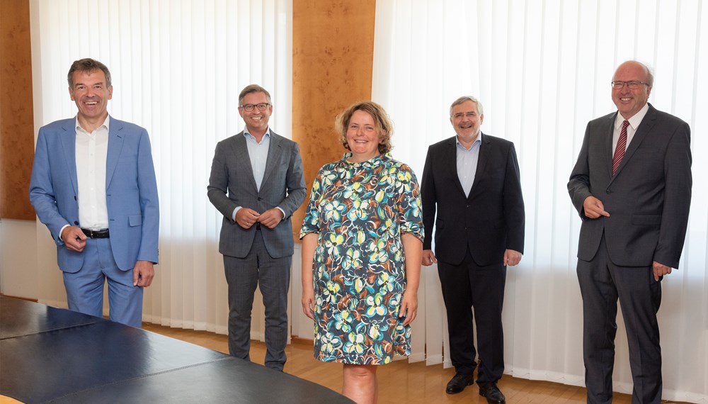 VKÖ-Präsident Gerhard Fida und VKÖ-Geschäftsführerin Heidrun Maier-de Kruijff mit Bür-germeister Georg Willi (ganz links), Staatssekretär Magnus Brunner (2. von links) und IKB-Vorstandsvorsitzendem Helmuth Müller (ganz rechts).