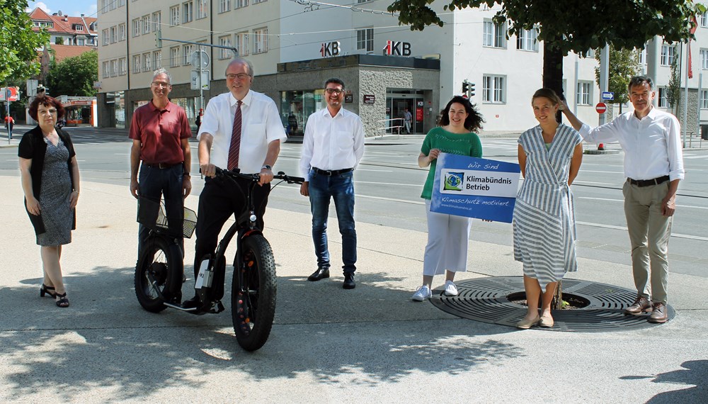 Herzliche willkommen in Klimabündnis Tirol IKB! (von links) Sabine Kopp, Stefan Hetzenauer und Vorstandsvorsitzender DI Helmuth Müller (alle IKB), Klimabündnis-Geschäftsführer Andrä Stigger, Obfrau LHStvin Ingrid Felipe, Sophia Neuner (IKB) und Bürgermeister Georg Willi.