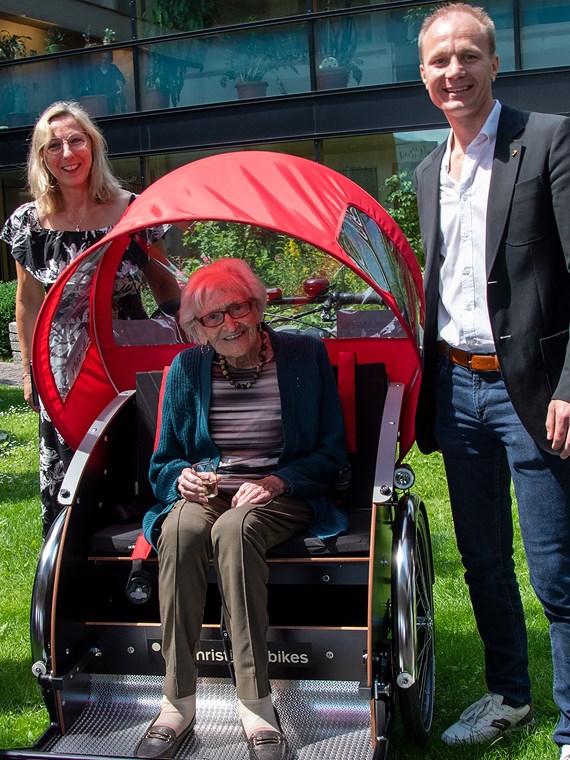 Bürgermeister Johannes Anzengruber besuchte Helene Waroschitz (M.) und Heimleiterin Claudia Ellmerer (l.) das erste Mal Anfang Juli. Die Hundertjährige bekam kurz darauf nochmal einen „Exklusivbesuch“ anlässlich ihres Geburtstags.