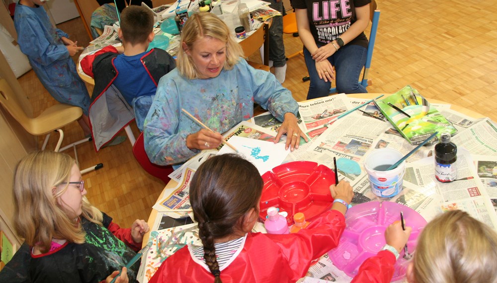 Stadträtin Elisabeth Mayr besuchte die Kinder in der Volksschule Reichenau und malte gleich selbst mit.