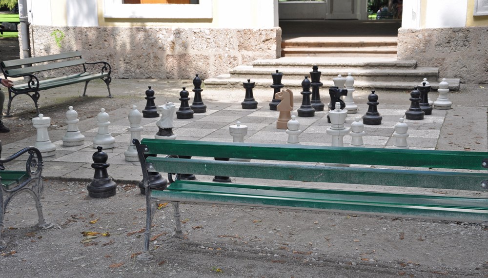 Die beliebte Schachspielanlage im Hofgarten wird in den Englischen Garten verlegt.