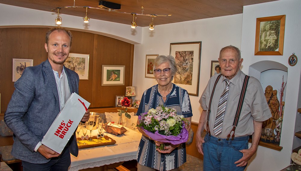 Vizebürgermeister Johannes Anzengruber gratulierte dem Ehepaar Gelf zum Eisernen Hochzeitsjubiläum.