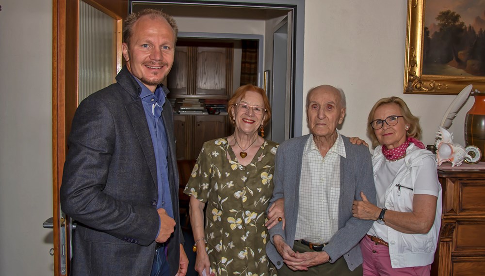 Im Beisein seiner Familie beglückwünschte Vizebürgermeister Johannes Anzengruber den Jubilar Gustav Weniger zum 101. Geburtstag.