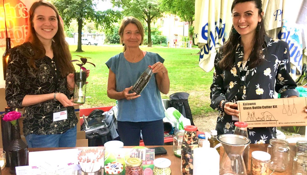 Am letzten Tag des Kleinkunstfestivals „Krapoldi im Park“ bekamen die Besucher die Möglichkeit, aus Weggeworfenem Nützliches zu basteln. Aus alten Gläsern wurden Pflanzentöpfe gestaltet und mit nach Hause genommen. Vizebürgermeisterin Uschi Schwarzl (2.v.l) machte sich ein Bild von der Aktion. Betreut wurde die Veranstaltung von Nadine Winzer (l.) und Maria Ennemoser (r.) vom Referat für Umwelt- und Verkehrsmanagement der Stadt Innsbruck.