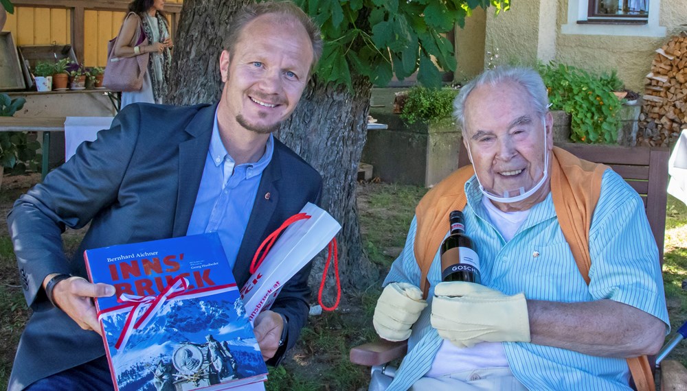 Im Beisein seiner großen Familie und Verwandten beglückwünschte Vizebürgermeister Johannes Anzengruber Bert Köllensperger zum 100. Geburtstag.