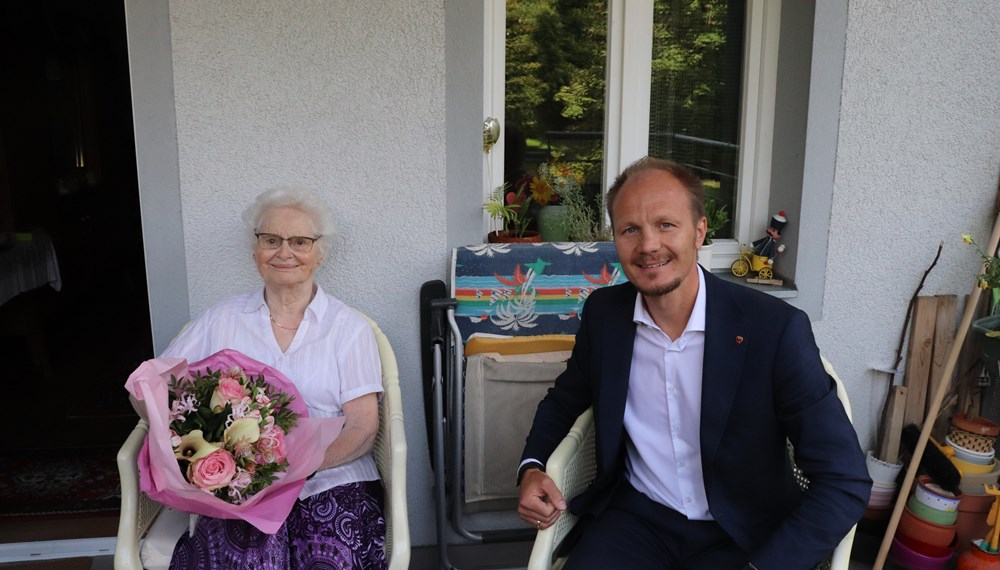 Vizebürgermeister Johannes Anzengruber überbrachte mit einem Strauß Blumen seine Glückwünsche.