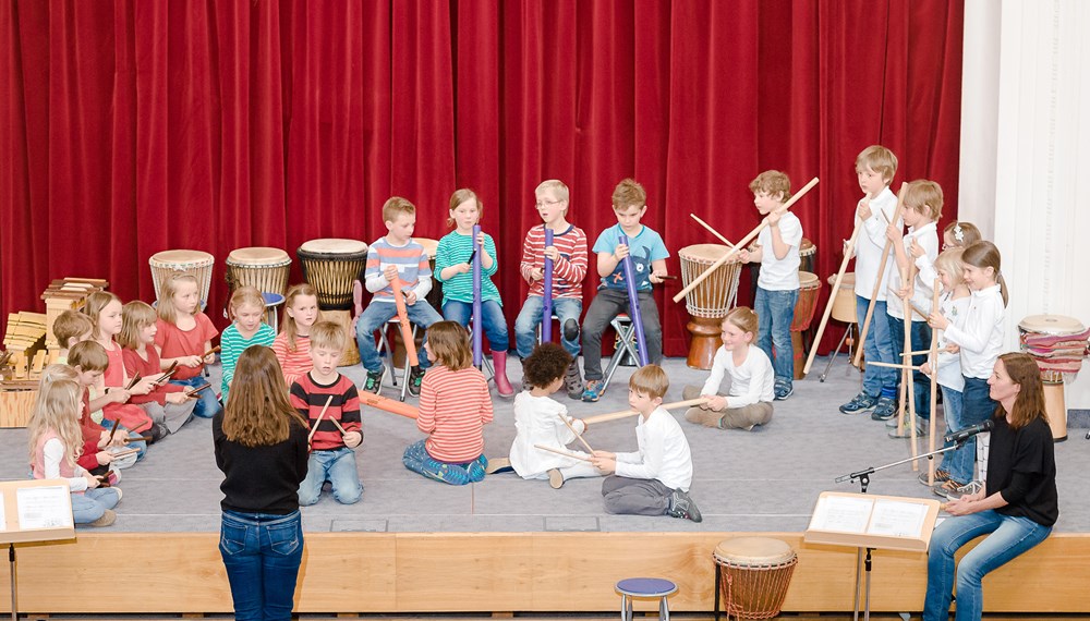 Kinder ab vier Jahren können die musikalische Früherziehung und ab der Volksschule die Musikwerkstatt der Musikschule besuchen.