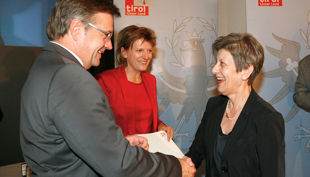 Rund 140 ehrenamtlich tätige InnsbruckerInnen wurden am 29. September, dem Tag des Ehrenamtes, geehrt. Als Dankeschön gab es von Landeshauptmann Günther Platter und Bürgermeisterin Christine Oppitz-Plörer die Tiroler Ehrenamtsnadel in Gold. Bürgermeisterin Oppitz-Plörer betonte, dass Zeit ein wertvolles Gut geworden ist und bedankte sich dafür, dass Ehrenamtliche diese Kostbarkeit verschenken.