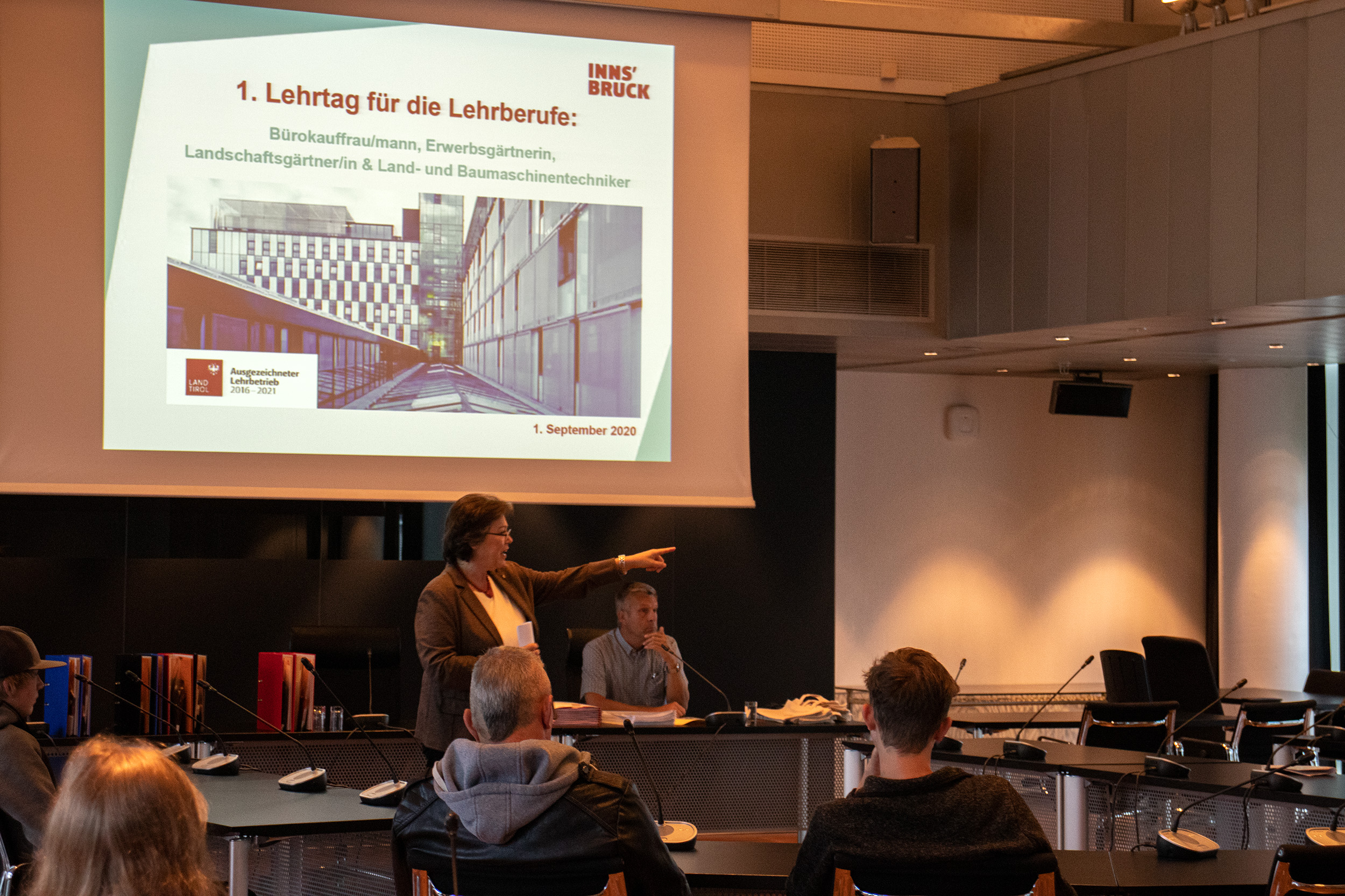 Lehrlingsbeauftragte Monika Erharter begrüßte im Plenarsaal des Innsbrucker Rathauses die neuen Lehrlinge und deren Eltern.