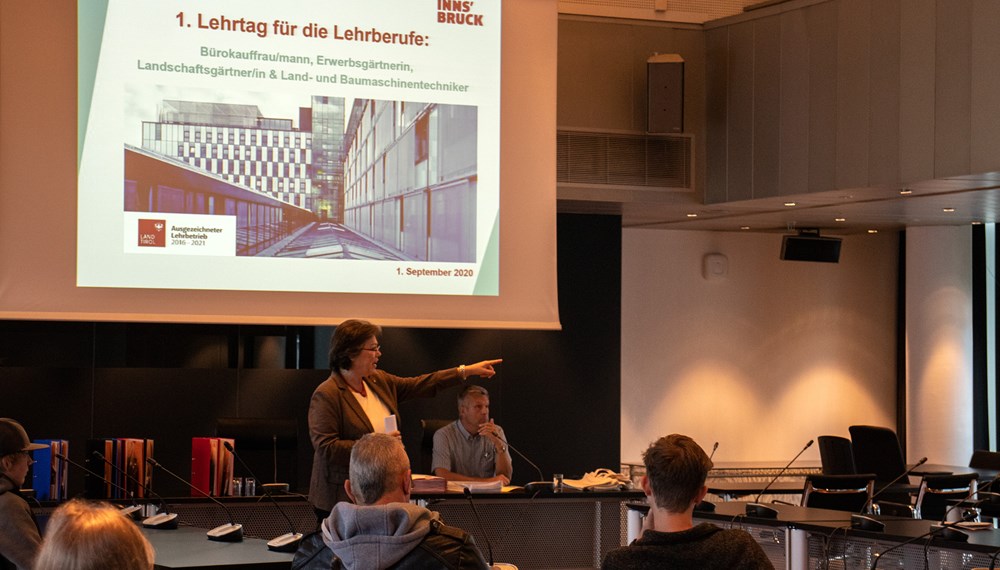 Lehrlingsbeauftragte Monika Erharter begrüßte im Plenarsaal des Innsbrucker Rathauses die neuen Lehrlinge und deren Eltern.
