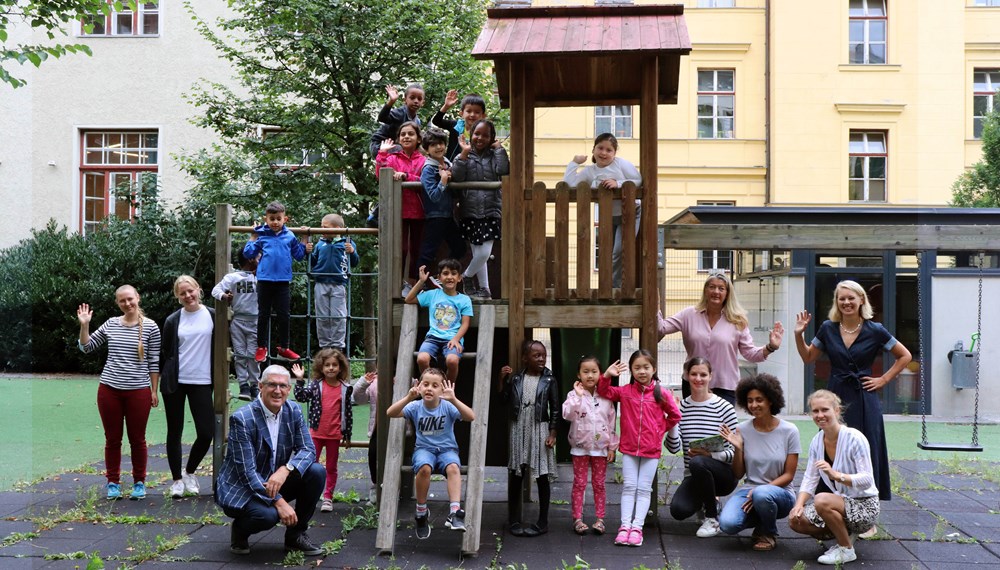Insgesamt 55 Kindergartenkinder frischten ihre Deutschkenntnisse im Sommer auf: Zum erfolgreichen Abschluss von „Deutsch im Sommer“ erhielten die Kinder von Stadträtin Elisabeth Mayr (1. v.r.) und Wolfgang Haslwanter (Jugendrotkreuz Tirol; vorne, 1. v.l.) – im Bild mit den Lehrerinnen – Urkunden und kleine Geschenke.