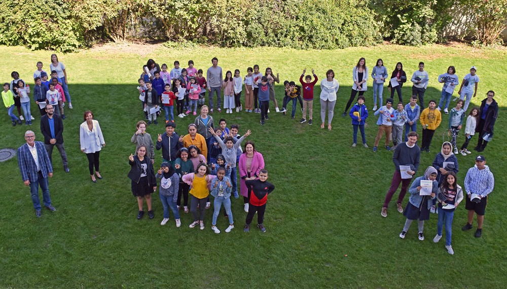 Sprache und Bildung als Türöffner: Zum erfolgreichen Abschluss von “Deutsch im Sommer” überreichten Landesrätin Gabriele Fischer (vorne, 3. v.l.) und Wolfgang Haslwanter (Jugendrotkreuz Tirol; vorne, 1. v.l.) – im Bild mit den LehrerInnen, Nicola Köfler (Stadt Innsbruck) und Alexander Sulzenbacher (JRK Tirol) – insgesamt 167 PflichtschülerInnen Urkunden und kleine Geschenke.