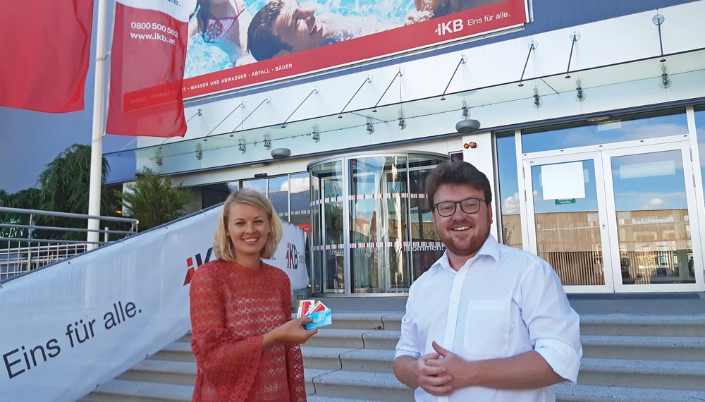 Stadträtin Elisabeth Mayr und Antragsteller Gemeinderat Benjamin Plach freuen sich, dass Kinder künftig von den Sozialtickets profitieren.