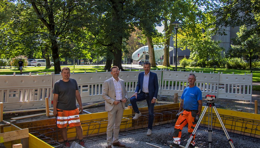 Bürgermeister Georg Willi (2. v. r.), und Markus Wimmer (2. v. l.) verschafften sich einen Überblick über den Stand der Arbeiten, die von Martin Gatt (l.) und Hermann Stackler (r., beide Straßenbetrieb) ausgeführt werden.