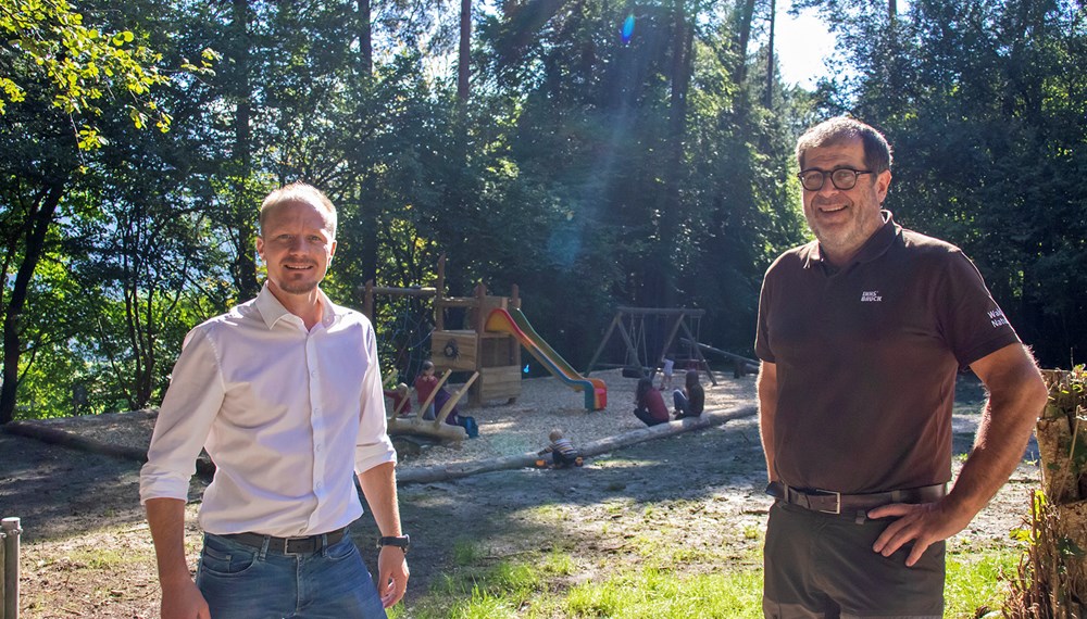 Vizebürgermeister Johannes Anzengruber und Amtsvorstand Andreas Wildauer (r.) besichtigten den neugestalteten Waldspielplatz Grüner Boden.