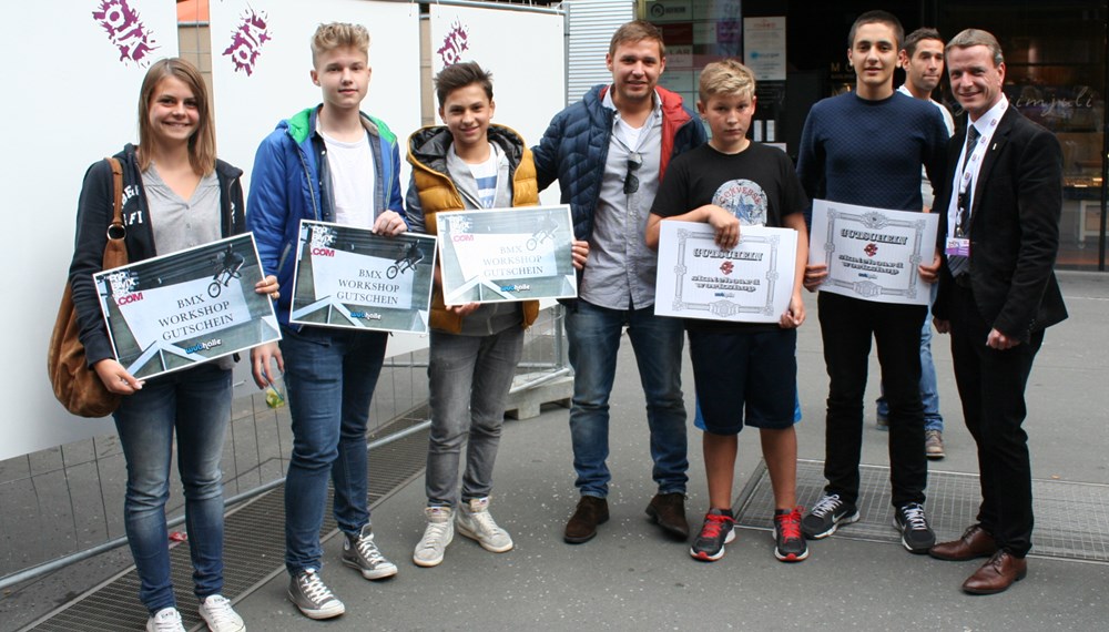 Eine Selfie-Fotowall, eine kreative Button-Werkstatt sowie Tischfußball und vieles mehr erwartete alle BesucherInnen Ende September beim OJA-Aktionstag am Sparkassenplatz. Auch Vizebürgermeister Christoph Kaufmann war mit dabei. Die OJA Innsbruck ist ein Netzwerk mit dem Ziel, eine bessere Kooperation zwischen den Innsbrucker Jugendzentren herzustellen und dient als Diskussionsplattform des gegenseitigen Informations- und Erfahrungsaustausches.