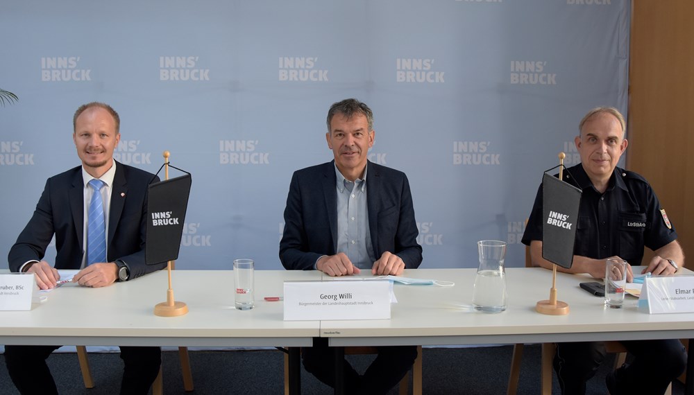 Bürgermeister Georg Willi (M.), Vizebürgermeister Johannes Anzengruber (r.) und Leiter-Stabsarbeit Elmar Rizzoli informierten über die aktuelle Covid-Situation in Innsbruck.