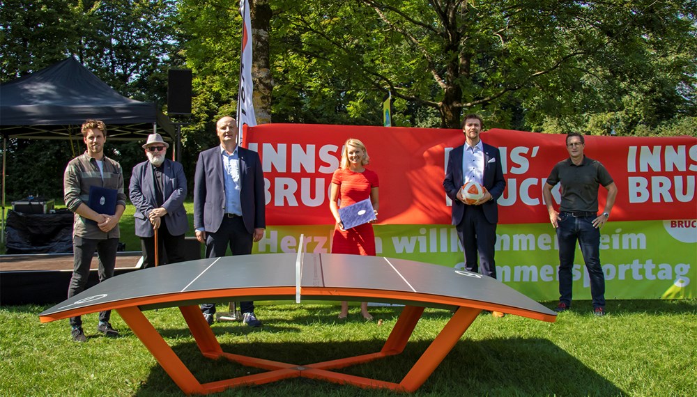 Feierliche Übergabe der Teqball-Tische am Innsbrucker Baggersee: Stefan Köhle (Leitung Verwaltung USI), Honorarkonsul Christian J. Winder, Generalkonsul József Beke, Stadträtin Elisabeth Mayr, Gergely Murányi (Internationaler Teqball Verband), Thomas Klingler (Amtsvorstand Grünanlagen, v. l.).