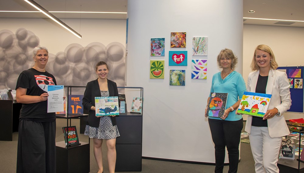 Christina Krenmayr (Leiterin der Stadtbibliothek), Alicia Martin-Gomez, Karin Martin-Gomez (Kinderfreunde Tirol) und Stadträtin Elisabeth Mayr (v. l.) zeigen sich von den Kunstwerken begeistert.