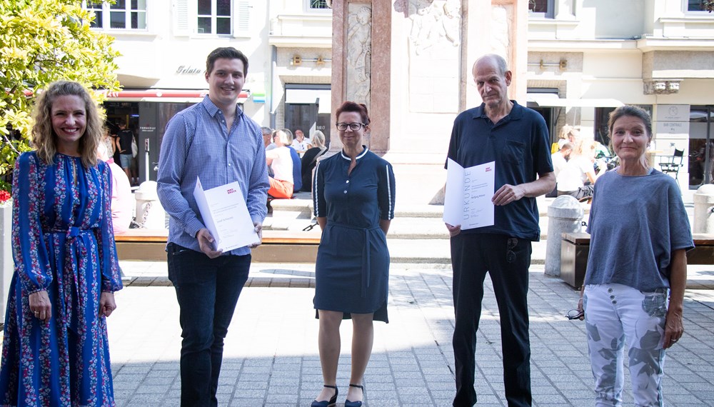 Kulturamtsleiterin Isabelle Brandauer, Josef Schiechtl, Kulturamts-Mitarbeiterin Martina Niedrist, Wolfgang Mitterer und Vizebürgermeisterin Uschi Schwarzl bei der Übergabe der Hilde-Zach-Stipendien