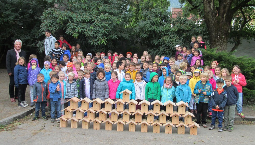 Seit vielen Jahren wird gemeinsam mit Karl Puelacher an einer Innsbrucker Volksschule ein Vogelschutzprojekt durchgeführt. Dabei werden Nistkästen an SchülerInnen verteilt. Aktuell wurde die Aktion gemeinsam mit Stadtrat Ernst Pechlaner an der Volksschule Sieglanger veranstaltet. Dieser freut sich mit den Kindern.