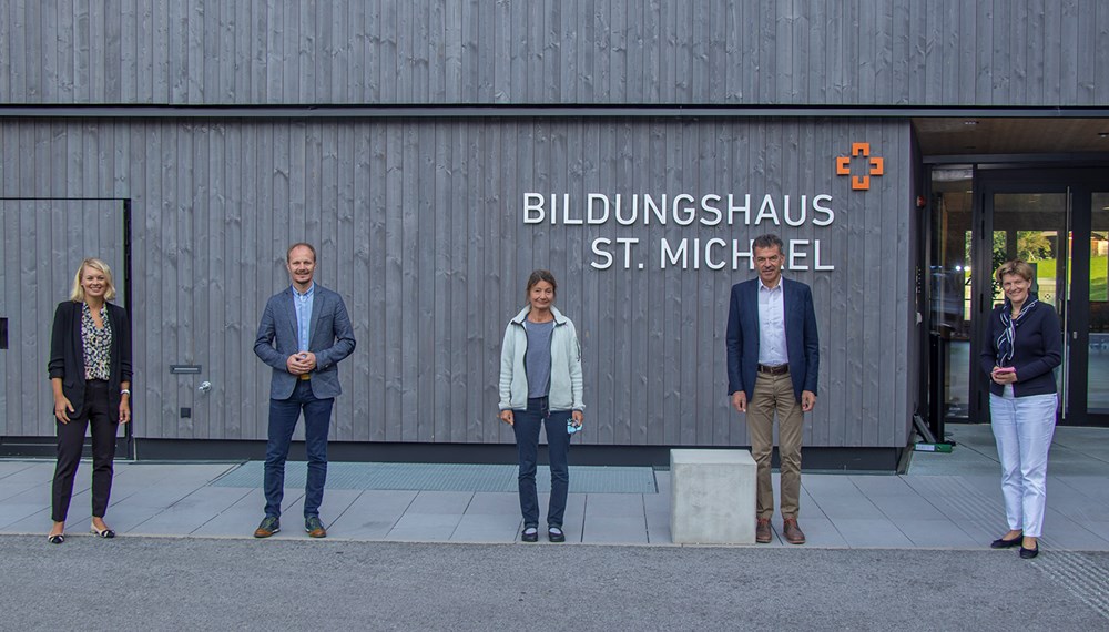 Die Innsbrucker Regierungskoalition (v. l.) mit Stadträtin Elisabeth Mayr, Vizebürgermeister Johannes Anzengruber, Vizebürgermeisterin Uschi Schwarzl, Bürgermeister Georg Willi und Stadträtin Christine Oppitz-Plörer stellte sich in einer eineinhalbtägigen Klausur einer breiten Diskussion über die aktuelle Situation der Innsbrucker Stadtfinanzen.