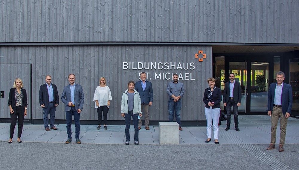 Die Innsbrucker Regierungskoalition (vorne, v. l.) mit Stadträtin Elisabeth Mayr, Vizebürgermeister Johannes Anzengruber, Vizebürgermeisterin Uschi Schwarzl, Stadträtin Christine Oppitz-Plörer und Bürgermeister Georg Willi gemeinsam mit den Klubobleuten (hinten, v. l.) GR Lucas Krackl, GRin Renate Krammer-Stark, GR Helmut Buchacher, GR Christoph Appler sowie Finanzdirektor Johannes Müller vor dem Bildungshaus St. Michael.