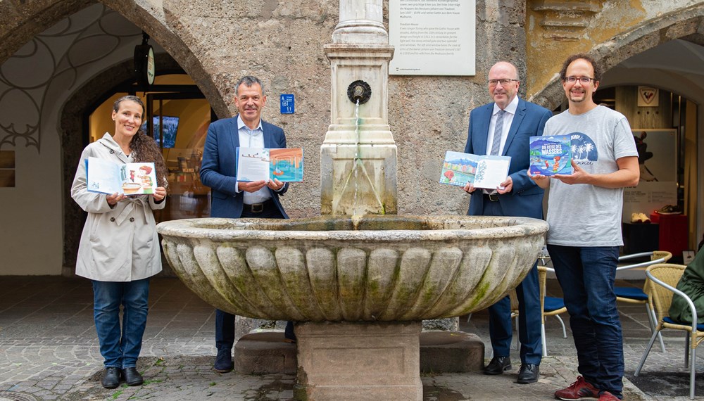 Das Kinderbuch von Verena Wolf (Autorin) und Bine Penz (Illustratorin) erklärt anschaulich und liebevoll illustriert den Wasserkreislauf am Beispiel von Innsbruck. Das in Kooperation mit den Innsbrucker Kommunalbetrieben beim Tyrolia-Verlag erschienene Buch soll auch die Kleinen schon darauf aufmerksam machen, dass reines, trinkbares Quellwasser keine Selbstverständlichkeit ist.
Corona-bedingt wurde das Buch nur im kleinen Rahmen in Anwesenheit der Autorin Verena Wolf vorgestellt. Bürgermeister Georg Willi, IKB-Vorstandvorsitzender DI Thomas Müller und Lektor Christian Wurzer vom Tyrolia-Verlag freuten sich über das sehr gelungene Buch.