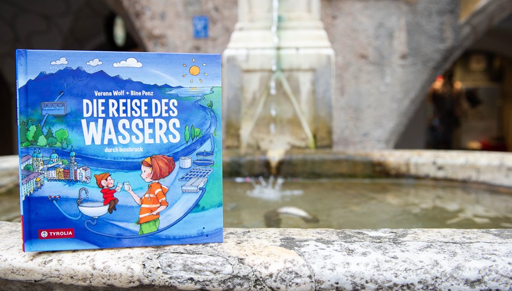 Das Kinderbuch von Verena Wolf (Autorin) und Bine Penz (Illustratorin) erklärt anschaulich und liebevoll illustriert den Wasserkreislauf am Beispiel von Innsbruck. Das in Kooperation mit den Innsbrucker Kommunalbetrieben beim Tyrolia-Verlag erschienene Buch soll auch die Kleinen schon darauf aufmerksam machen, dass reines, trinkbares Quellwasser keine Selbstverständlichkeit ist.
Corona-bedingt wurde das Buch nur im kleinen Rahmen in Anwesenheit der Autorin Verena Wolf vorgestellt. Bürgermeister Georg Willi, IKB-Vorstandvorsitzender DI Thomas Müller und Lektor Christian Wurzer vom Tyrolia-Verlag freuten sich über das sehr gelungene Buch.