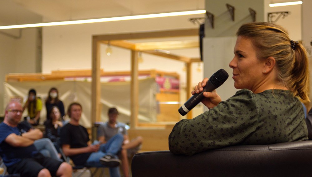 Am 22. September 2020 diskutierten Vizebürgermeisterin Uschi Schwarzl, Gemeinderätin Julia Seidl, der Vorstand des Amts für Verkehrsplanung und Umwelt Martin Hauschild und der Künstler Jakob Winkler in der Markthalle wie Mobilität zukünftig ausschauen kann.
Dabei lag der Blick darauf, wie sich Mobilität kreativer, nachhaltiger und fairer gestalten lässt. Die offene Diskussion war inhaltlich ein Höhepunkt der heurigen Europäischen Mobilitätswoche in Innsbruck. In Kooperation mit dem Kollektiv Zukunftsschmiede ist es gelungen auch in Zeiten von Corona ein buntes Programm an Informationen zu Trends und Ideen für eine nicht auf das Auto, sondern auf den Menschen zugeschnittene Stadt, zusammenzustellen.