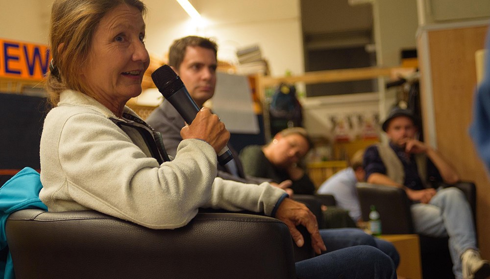 Am 22. September 2020 diskutierten Vizebürgermeisterin Uschi Schwarzl, Gemeinderätin Julia Seidl, der Vorstand des Amts für Verkehrsplanung und Umwelt Martin Hauschild und der Künstler Jakob Winkler in der Markthalle wie Mobilität zukünftig ausschauen kann.
Dabei lag der Blick darauf, wie sich Mobilität kreativer, nachhaltiger und fairer gestalten lässt. Die offene Diskussion war inhaltlich ein Höhepunkt der heurigen Europäischen Mobilitätswoche in Innsbruck. In Kooperation mit dem Kollektiv Zukunftsschmiede ist es gelungen auch in Zeiten von Corona ein buntes Programm an Informationen zu Trends und Ideen für eine nicht auf das Auto, sondern auf den Menschen zugeschnittene Stadt, zusammenzustellen.