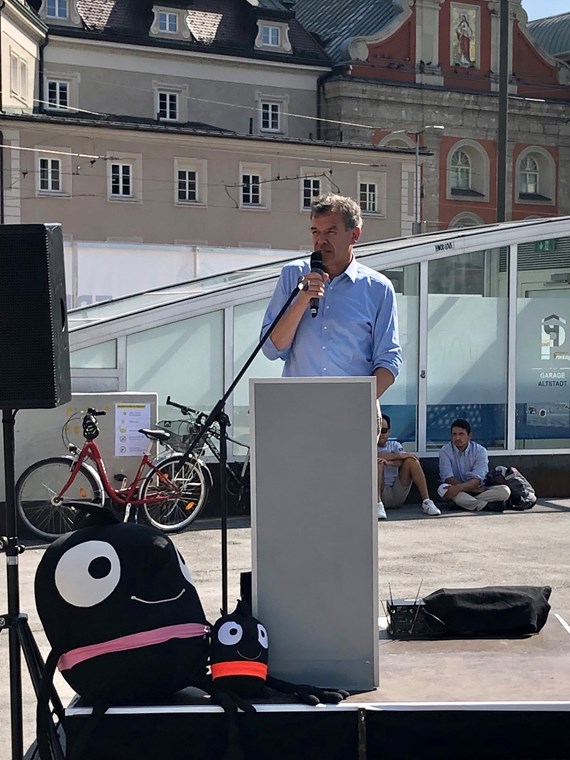 Gemeinsam radeln, miteinander nachhaltige Verkehrslösungen diskutieren – dazu bot die Sternradfahrt aus den Umlandgemeinden von Innsbruck nach Innsbruck am 19. September 2020 eine hervorragende Gelegenheit. Gut gelaunt am Marktplatz angekommen, sah sich Bürgermeister Georg Willi dann auch noch den Vorschlag von Künstler Jakob Winkler „Ein Plan für Innsbruck“ ganz genau an. Dieser künstlerische Diskussionsbeitrag war offensichtlich nicht nur für die Stadt, sondern auch für das Land von besonderem Interesse.