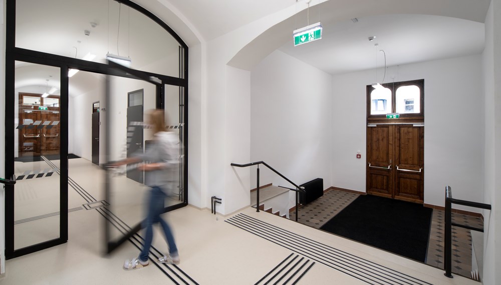 Der Schulgebäudekomplex in der Leopoldstraße 15 ist in Bezug auf die Barrierefreiheit besonders gelungen.