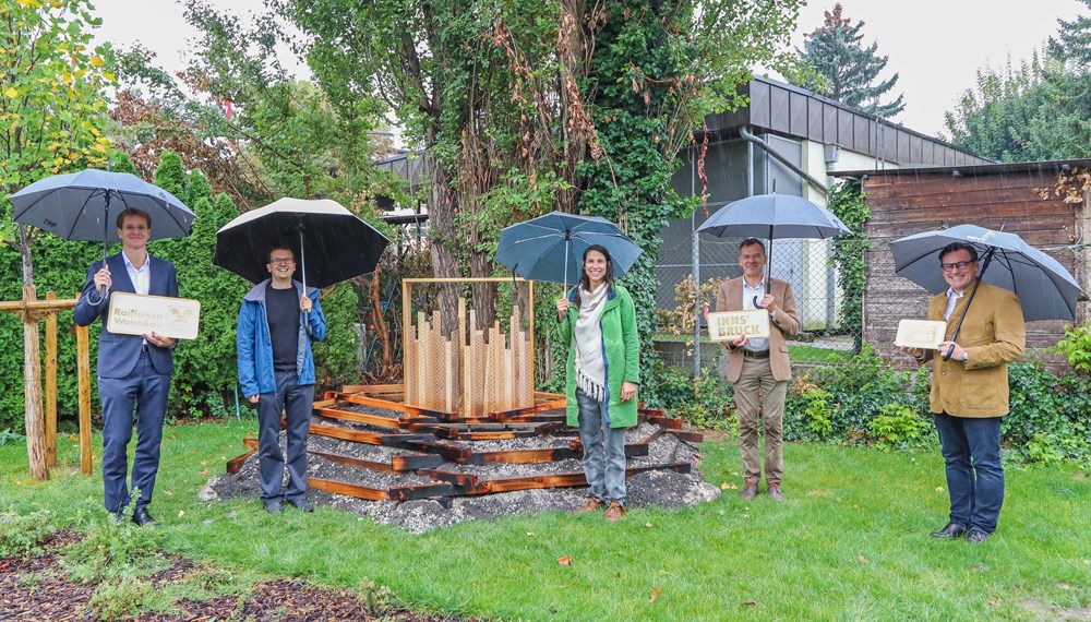 Eröffneten das Wildbienenhaus im neuen Park in der Egerdachstraße (v. l.): Raiffeisen WohnBau-Geschäftsführer Thomas Hussl, Markus Pinter (Referatsleiter Grünanlagen – Planung und Bau), GRin Janine Bex, Bürgermeister Georg Willi und Markus Pollo (Geschäftsführer NHT).