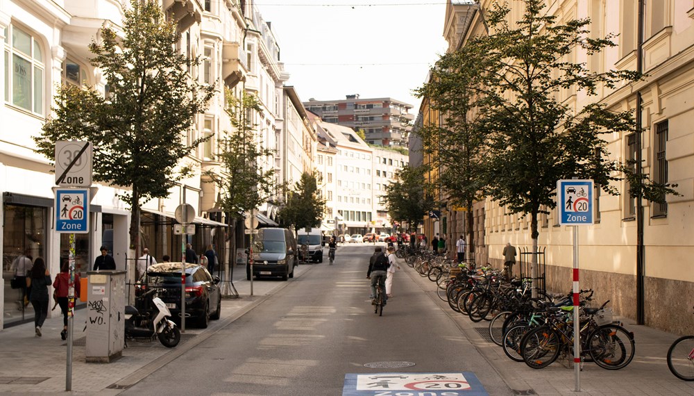 Drei Wochen läuft die Probephase, dann entscheidet der Gemeinderat, wie es mit der Begegnungszone „Innenstadt" - wie hier in der Meraner Straße - weitergeht.