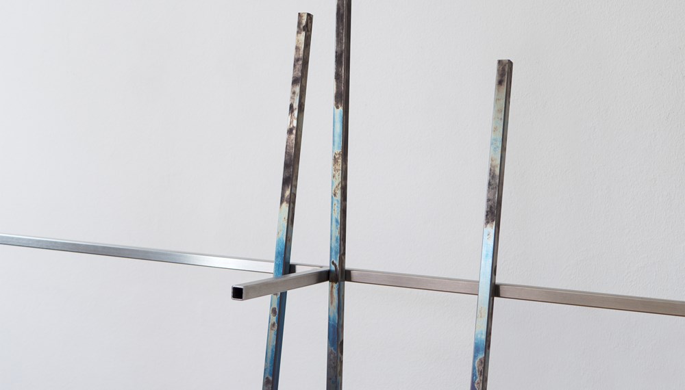 In der Ausstellung "Here and Elsewhere" in der Galerie Plattform 6020 von 1. bis 31. Oktober zu sehen: „1817“ (2019, Edelstahl, 250 x 116,5 x 51,5 cm) von Clemens Sellaoui.