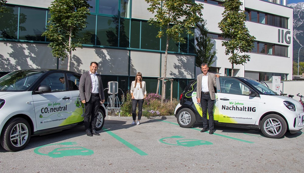 Bürgermeister Georg Willi (r.), IIG-Geschäftsführer Franz Danler und IIG-Nachhaltigkeitsbeauftragte Leandra Jänicke sind von den neuen “Smart EQ forfour” sichtlich begeistert.